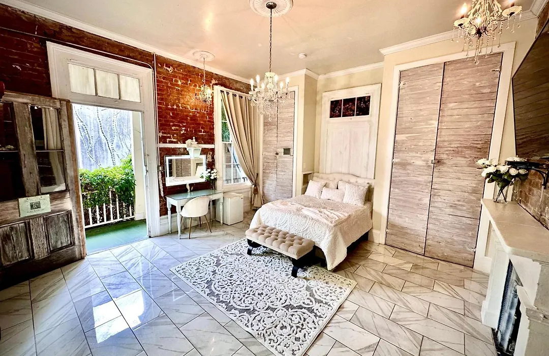 Fleur De Lis Mansion-1